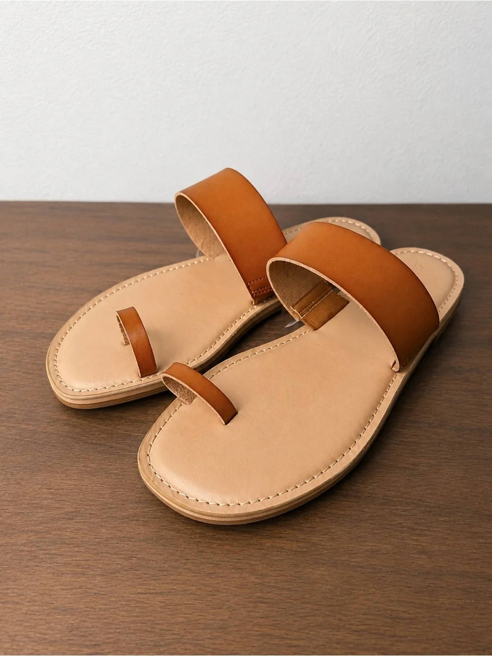 NWT 9.5 women’s Universal Thread Cognac Brown Toe-Ring Slide Sandals